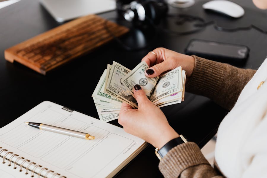Courtier en assurance : salaire et revenus (2026)